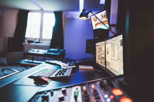 General view of SiNCH’s studio with a V3 Acoustic 56RU Desk in African rosewood and integrated production equipment.