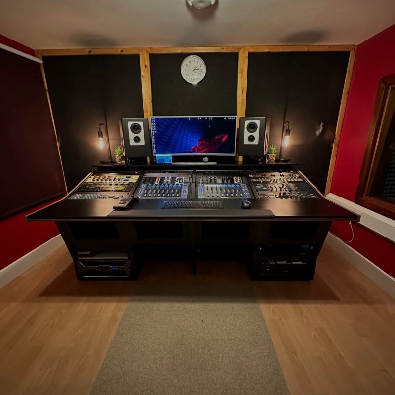 Vista de la sala de control de Hidden Track Studios con mobiliario Curuxa Customs en nogal americano.
