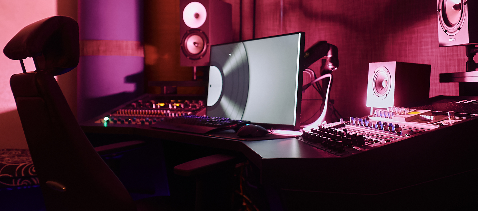 Vista lateral de Aava Mastering con un Escritorio V3 Acoustic 56RU-A negro, equipos de mastering y monitores de estudio.