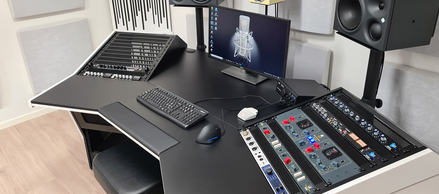 Vista superior de Tonstübli Studio con un Escritorio V3 Acoustic 56RU-A blanco y la cadena de procesamiento integrada.