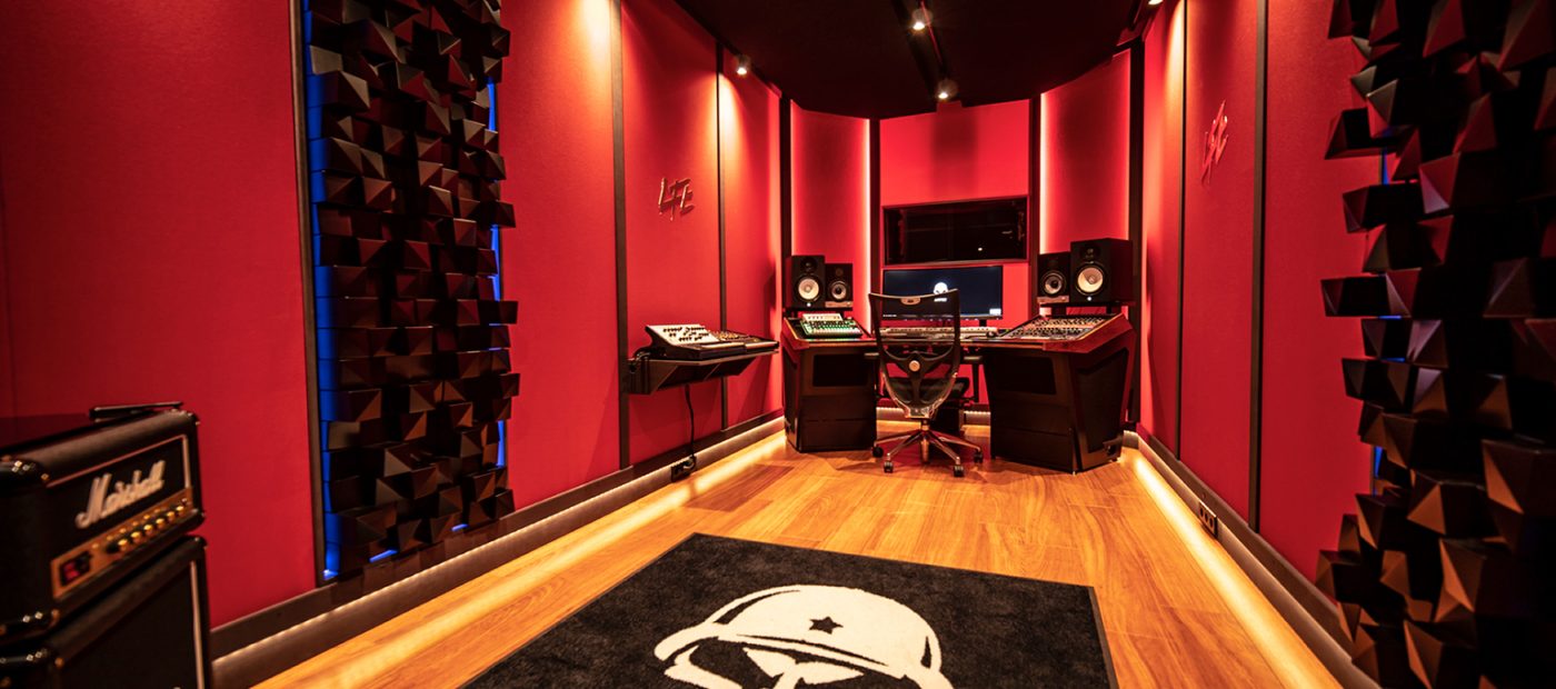 Vista general de Warface Studio con un Escritorio V3 Acoustic 56RU-A en palisandro africano y el tratamiento acústico de la sala.